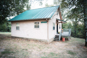 Rustic cabins and cottages at Peaceful Pointe in Arkansas, surrounded by nature.