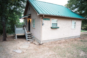 Rustic cabins and cottages at Peaceful Pointe in Arkansas, surrounded by nature.