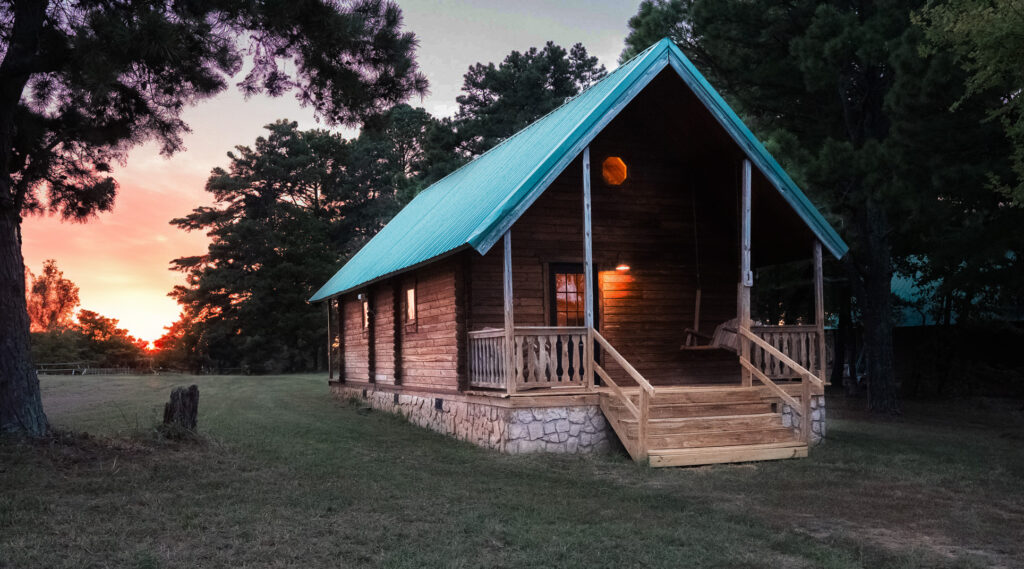 Rustic cabins and cottages at Peaceful Pointe in Arkansas, surrounded by nature.