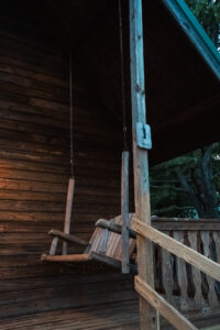 Rustic cabins and cottages at Peaceful Pointe in Arkansas, surrounded by nature.